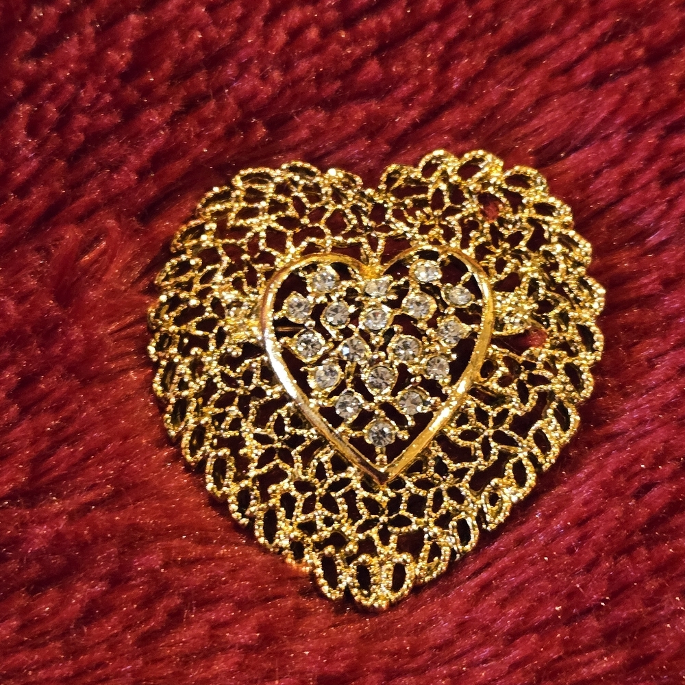 💖 Vintage Goldtone Filigree Heart Brooch with Rhinestones – Approx. 2" x 2"